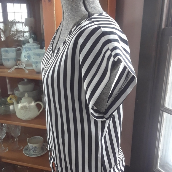 Size XS striped cute out heart shaped cropped top - Picture 4 of 11